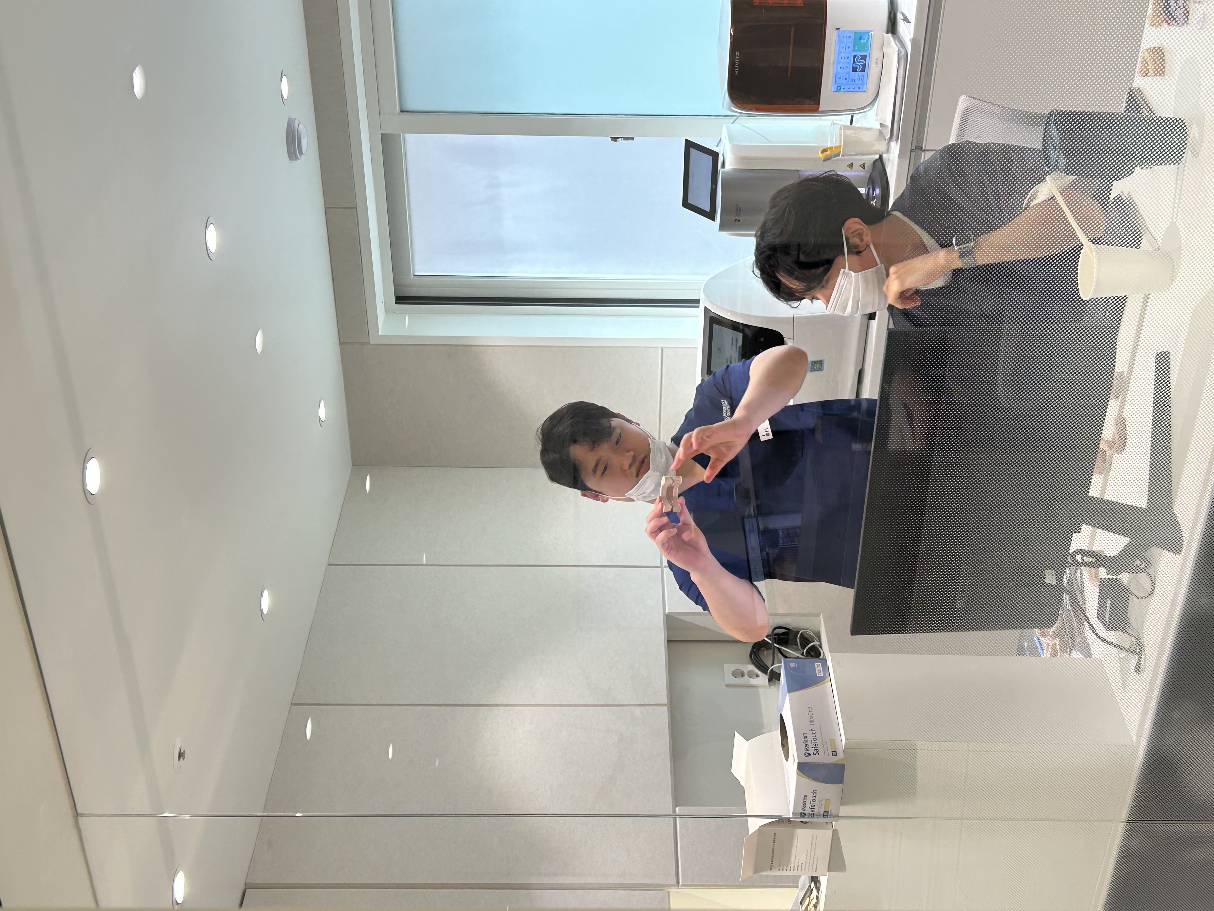Clinical collaboration through the glass lab area